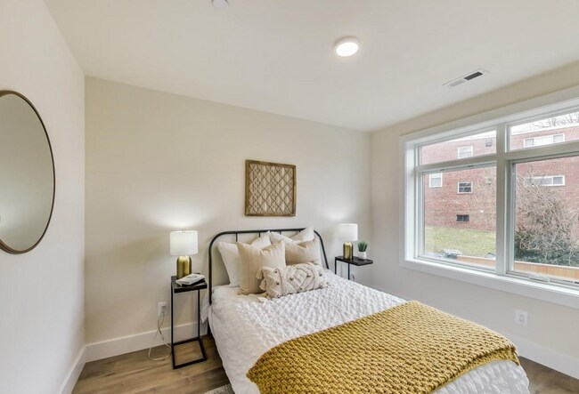 Building Photo - Stunning 2 Bed plus Den/ 2 Bath! New Const...