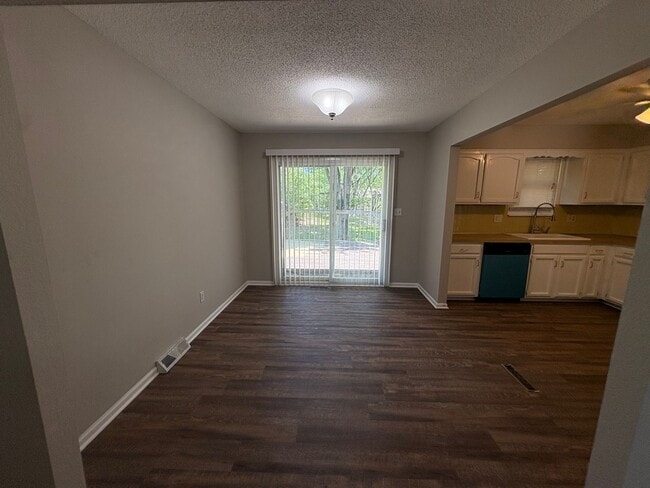 Building Photo - 3 Bedroom 2 Bathroom Available Now! Blue Springs, MO!!