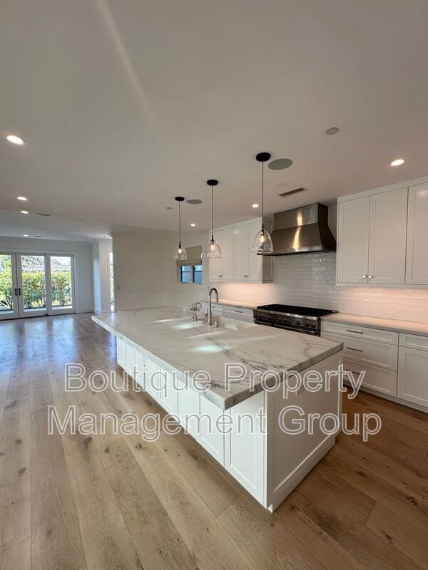 Building Photo - 514 Avocado Ave