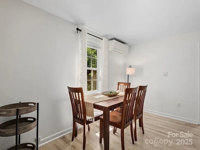 Building Photo - 15 Lawterdale Rd