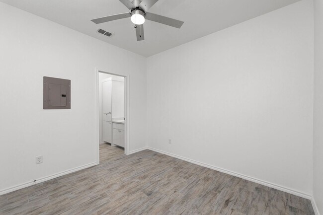 Building Photo - 2325 N Vly Cir