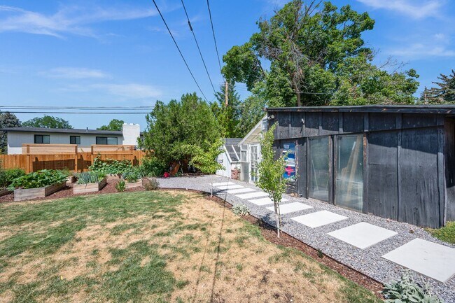 Building Photo - Beautifully Updated Holladay Home!