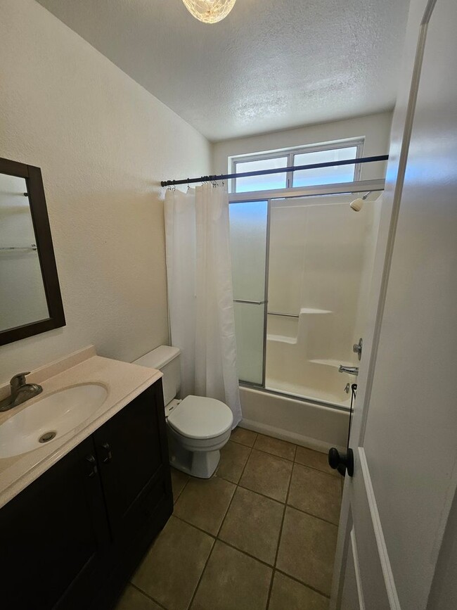 Building Photo - 3 Bedroom Home Located in Mohave Highlands