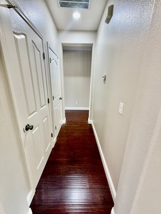 Building Photo - Beautiful home near Woodcreek high school