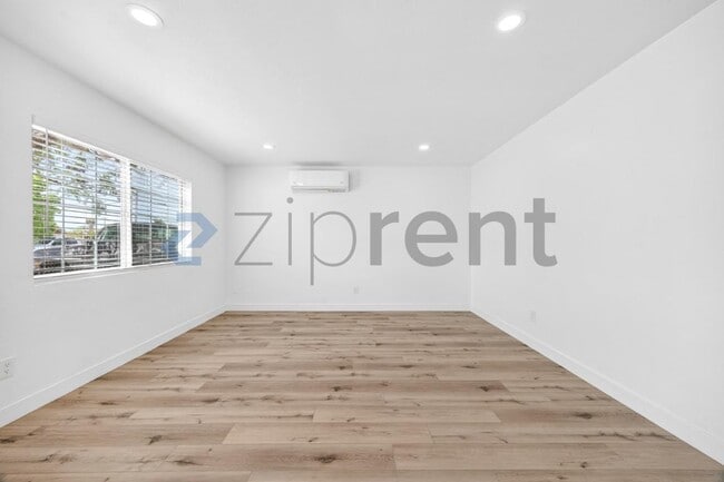 Building Photo - 415 E 26th St