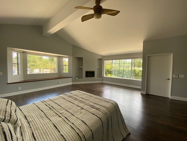 Building Photo - Remodeled 3 bed, 3 bath home on East end of Simi Valley