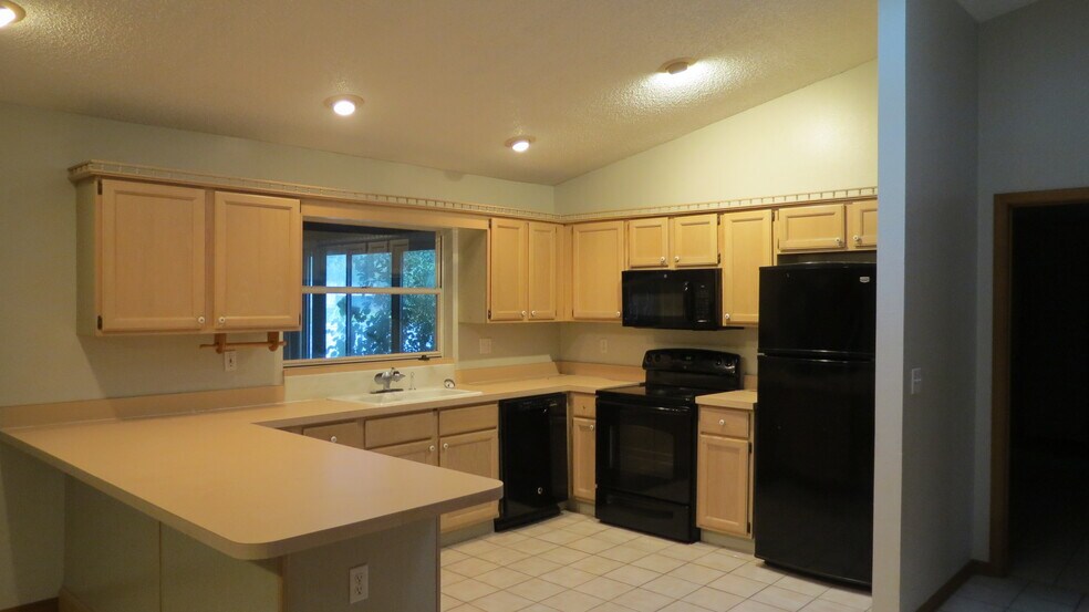 Building Photo - 1340 Woodlake Circle