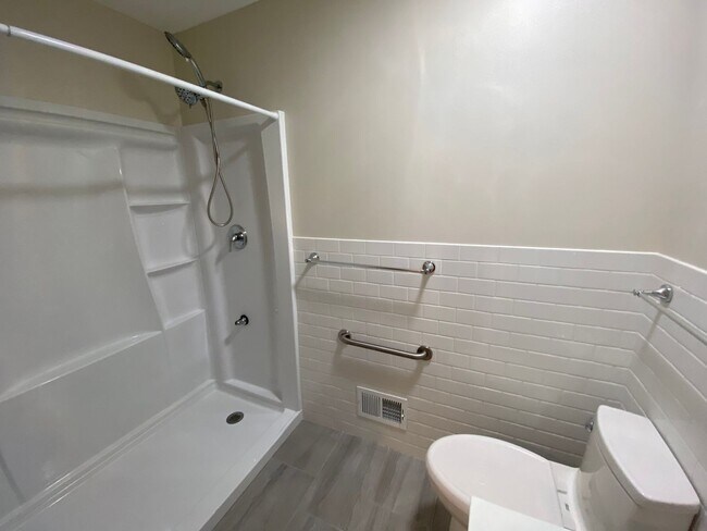 Building Photo - Beautifully Remodeled 4 Bedroom