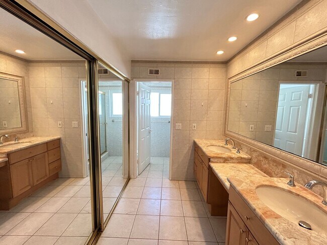 Building Photo - Stunning 4 Bedroom 2.5 Bath Home with Offi...