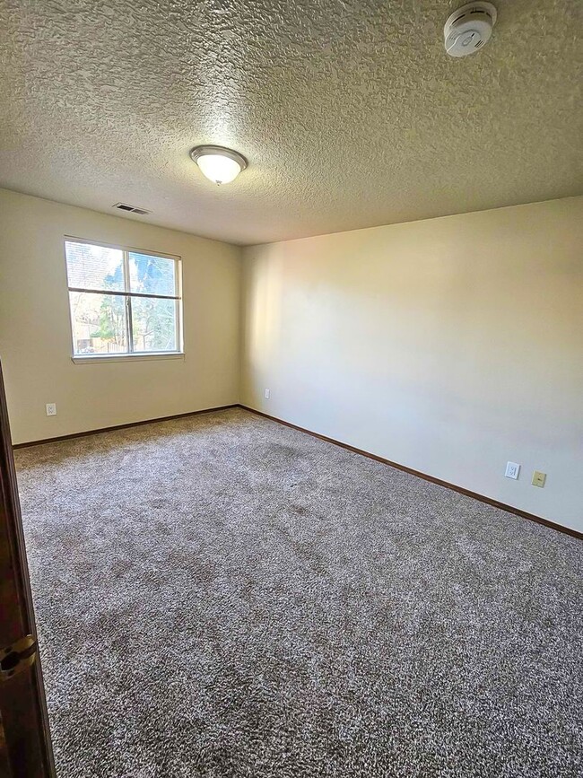 Building Photo - Spacious 2467 sq ft 4 Bedroom 2.5 Bath hom...