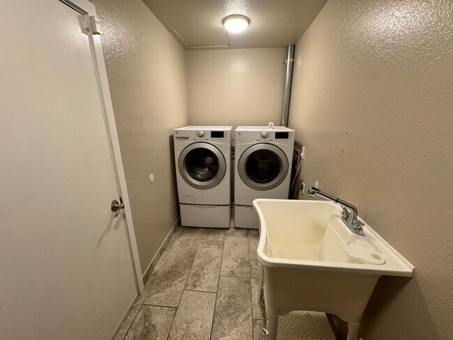 Building Photo - Beautiful 3-bed, 3-bath Home