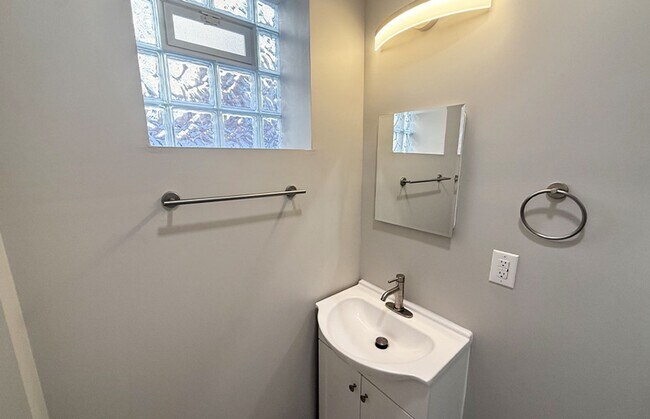 Building Photo - 2724 Jefferson Ave