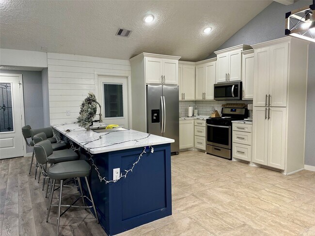 Building Photo - 7114 Golden Dale Ct