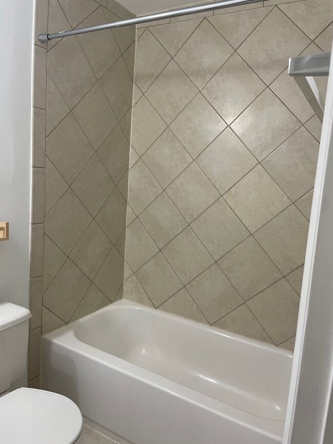Building Photo - Broadneck Schools! End unit Townhome in Wa...