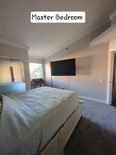 Building Photo - 768 La Tierra St
