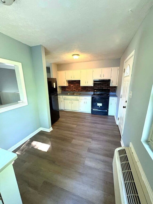 Building Photo - Cozy & Convenient Living!