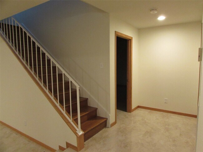 Building Photo - 201 Vanderpool Ln