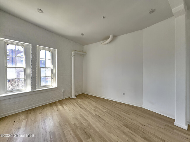 Building Photo - 145 River St