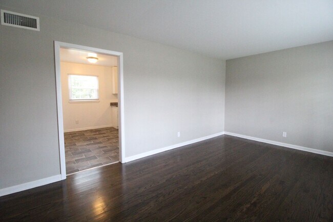 Building Photo - 3 Bedroom 1 Bath Home In Overland Park