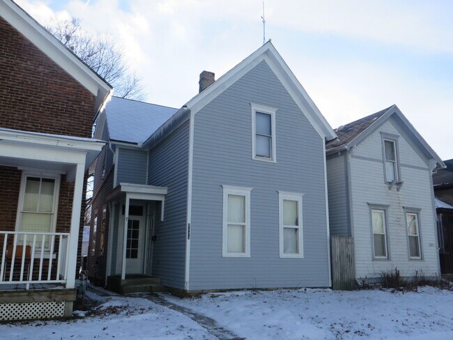 Building Photo - Large Three Bedroom, 1.5 Bathroom Home hal...