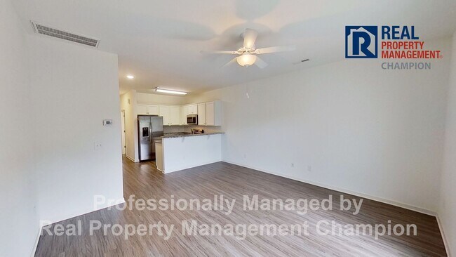 Building Photo - Fabulous Townhome in Heart of Leland
