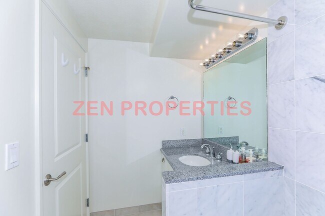 Building Photo - Fully furnished 2 bdrm / 2 bath / 1 parking unit at The Windsor Waikiki