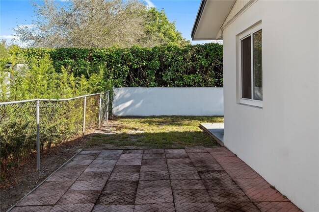 Building Photo - 10525 SW 77th Ct