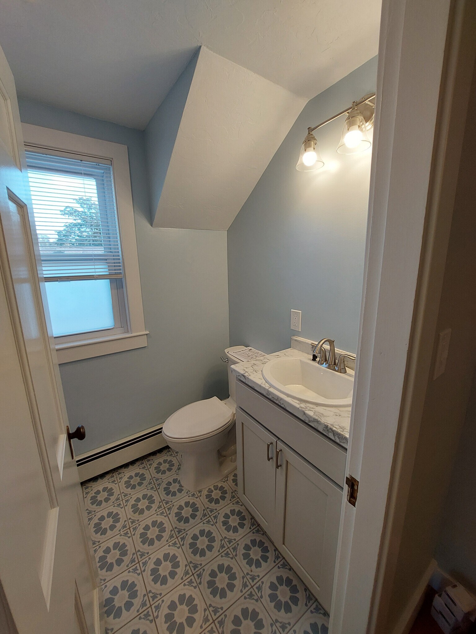 Full bathroom - 1 Dunklee St