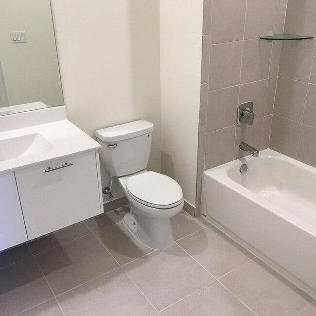 Building Photo - Great Condo unit in Doral