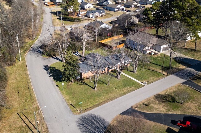 Building Photo - Renovated 4 Bed, 4 Bath Single Level Home, No HOA