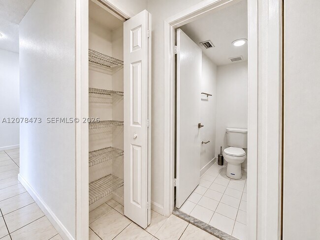 Building Photo - 205 Lakeview Dr