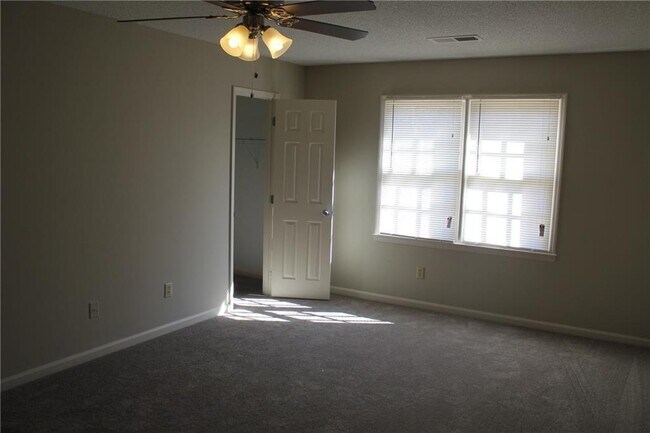 Building Photo - 2677 Colony Cir