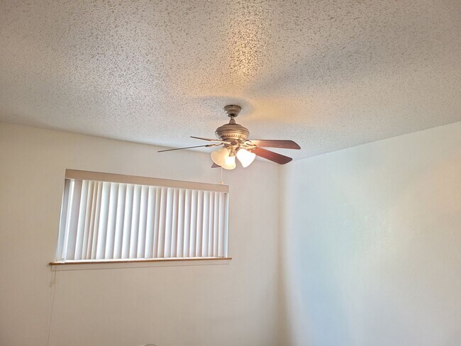 Building Photo - COLONIAL PARK CONDO