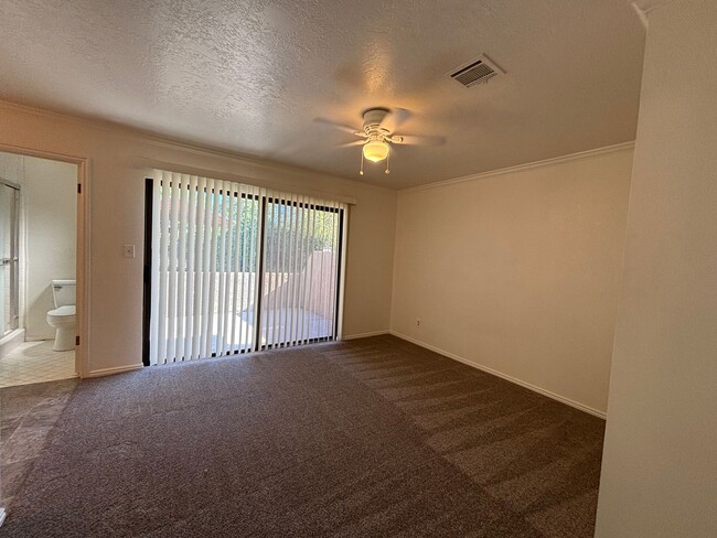 Building Photo - SPACIOUS 3 BEDROOM TOWNHOME FOR RENT IN DO...