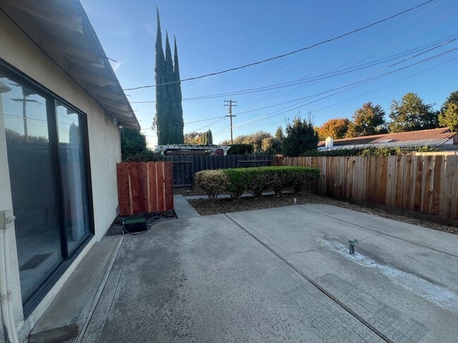Building Photo - Single story home located in Lakewood Elementary School District!