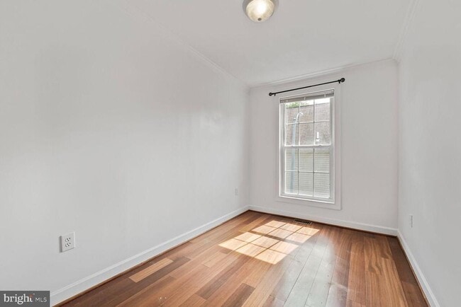 Building Photo - 2433 3rd St NE