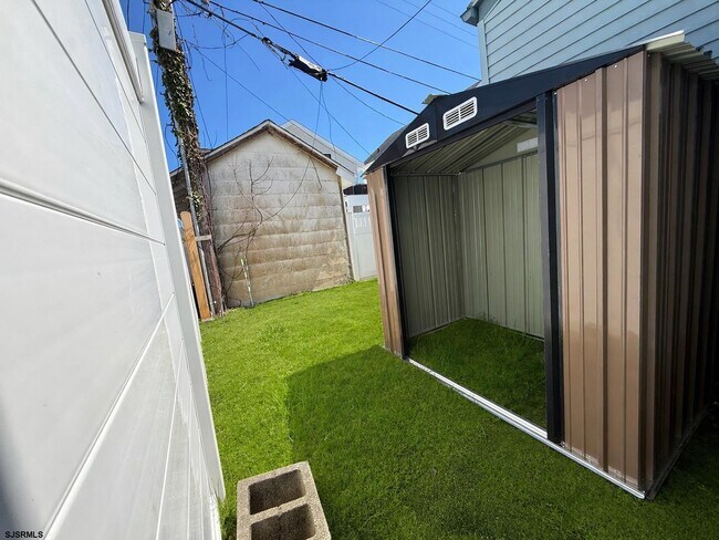 Building Photo - 207 N Thurlow Ave