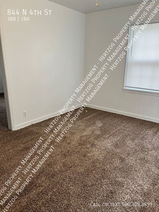 Building Photo - 844 N 4th St