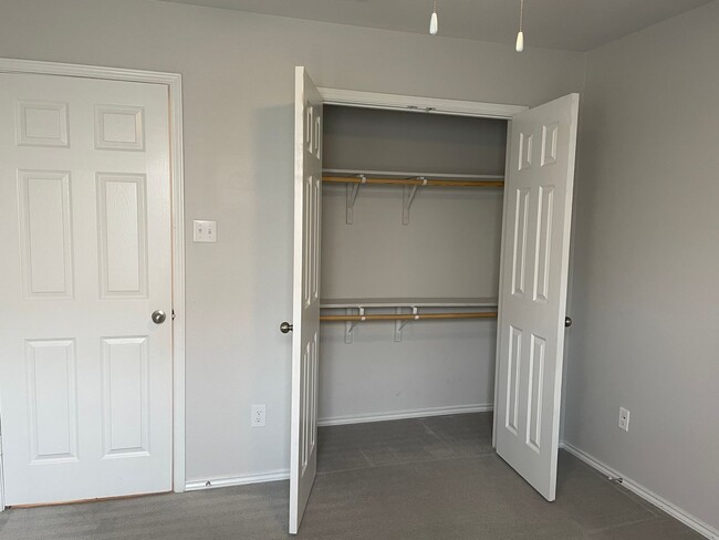 Building Photo - Available Now | Modern Single-Story 3 Bed, 2 Bath | Separate Office/Den | Big Yard | Pet Restrict...