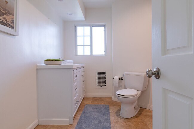 Building Photo - Beautiful Hollywood Hills Home For Lease!