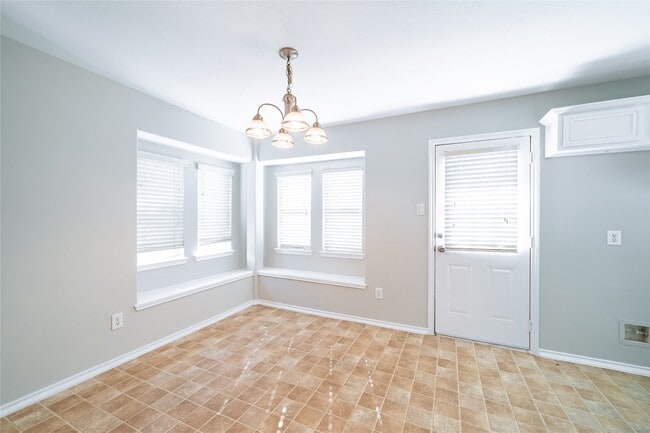 Building Photo - 930 Lancaster Lake Dr