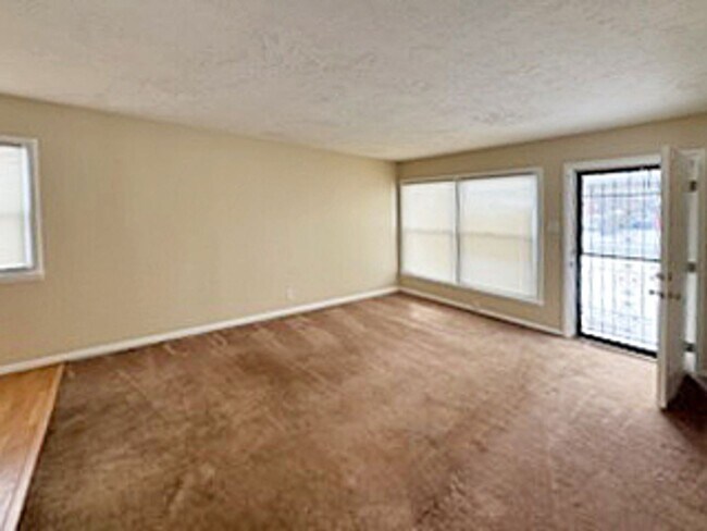 Building Photo - POM1857