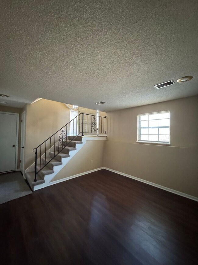Building Photo - Comfort & Convenience in Shawnee – 3BR Duplex Coming Soon!