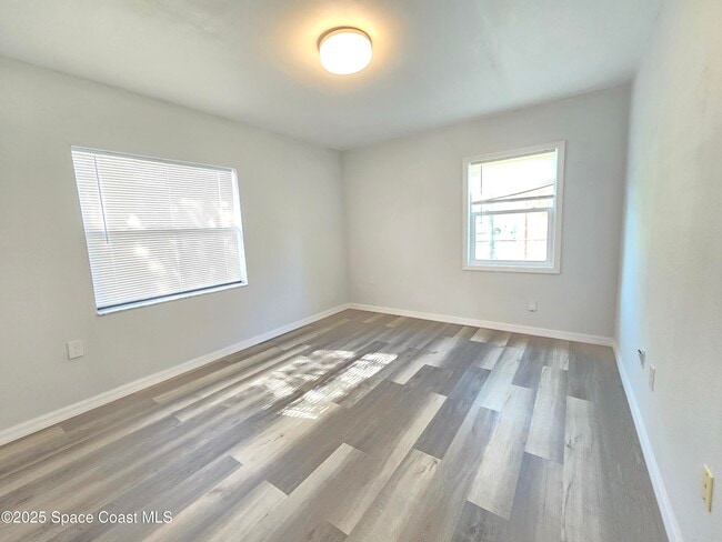 Building Photo - 484 Poinciana Dr
