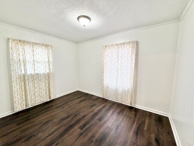 Building Photo - Home near downtown Savannah, Ga!! large fenced in backyard!!