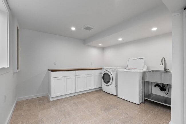 Building Photo - 3bd/2.5ba Seattle House