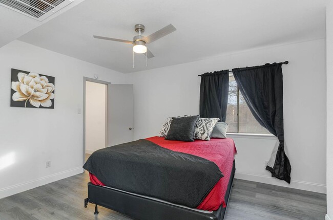 Building Photo - Fully Furnished and remodeled second floor...