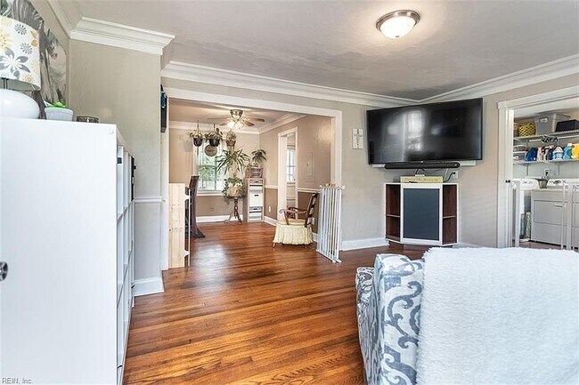 Primary Photo - 2112 E Pembroke Ave