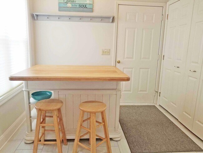 Building Photo - 216 Club Cir