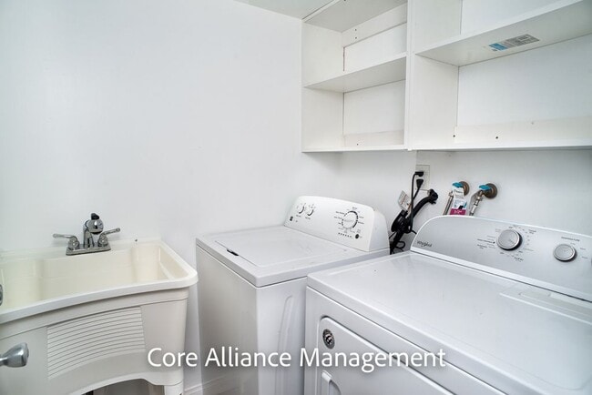 Building Photo - 9413 Farralone Ave